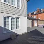 2-Bed House In Reading-Near Town-Sleeps 4
