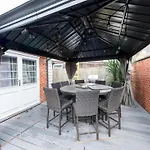 2-Bed House In Reading-Near Town-Sleeps 4