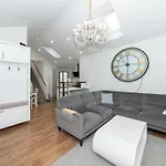 2-Bed House In Reading-Near Town-Sleeps 4