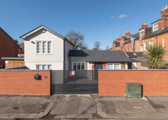 2-Bed House In Reading-Near Town-Sleeps 4