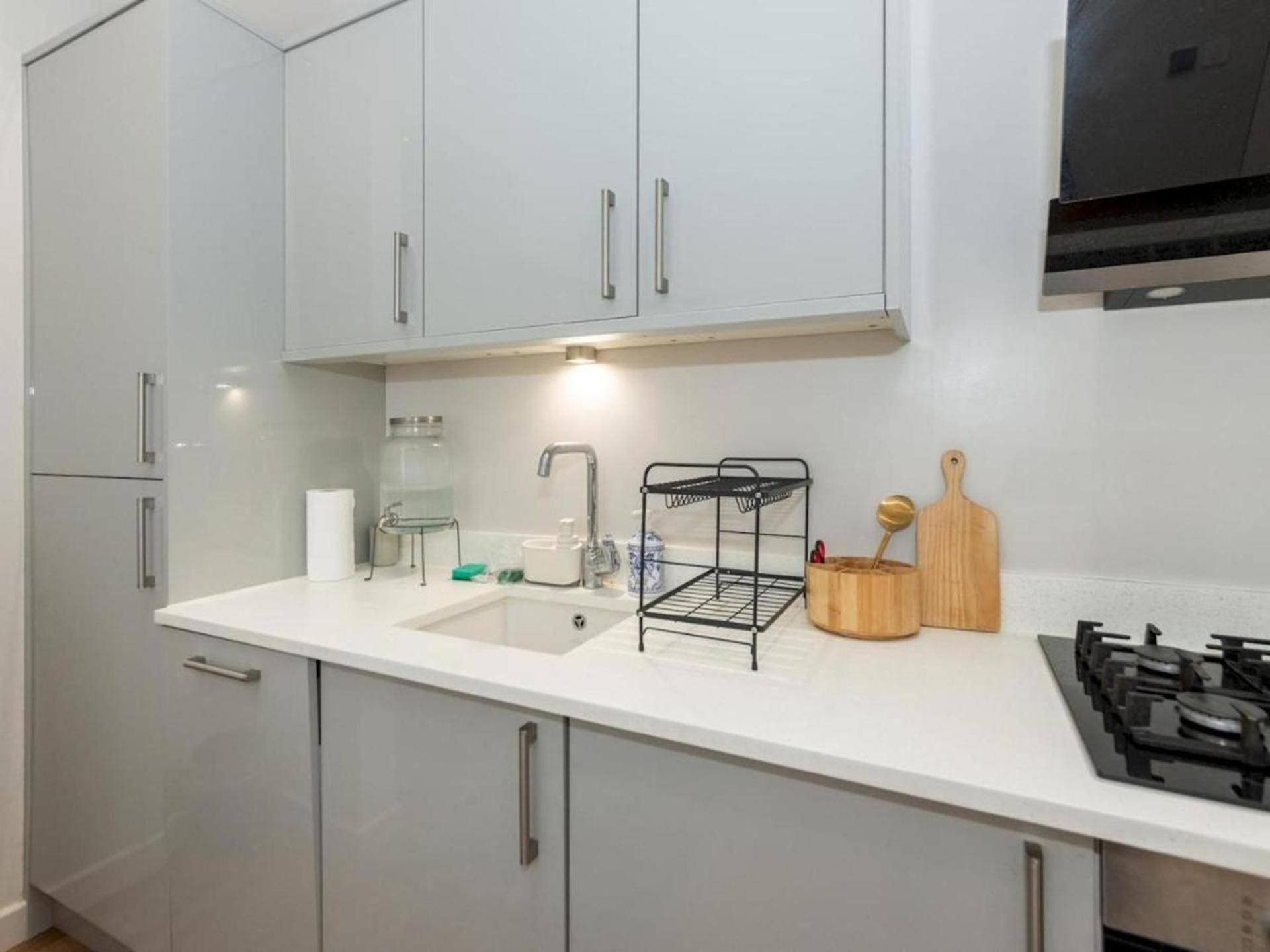 Holiday home 2-bed House In Reading-near Town-sleeps 4 *