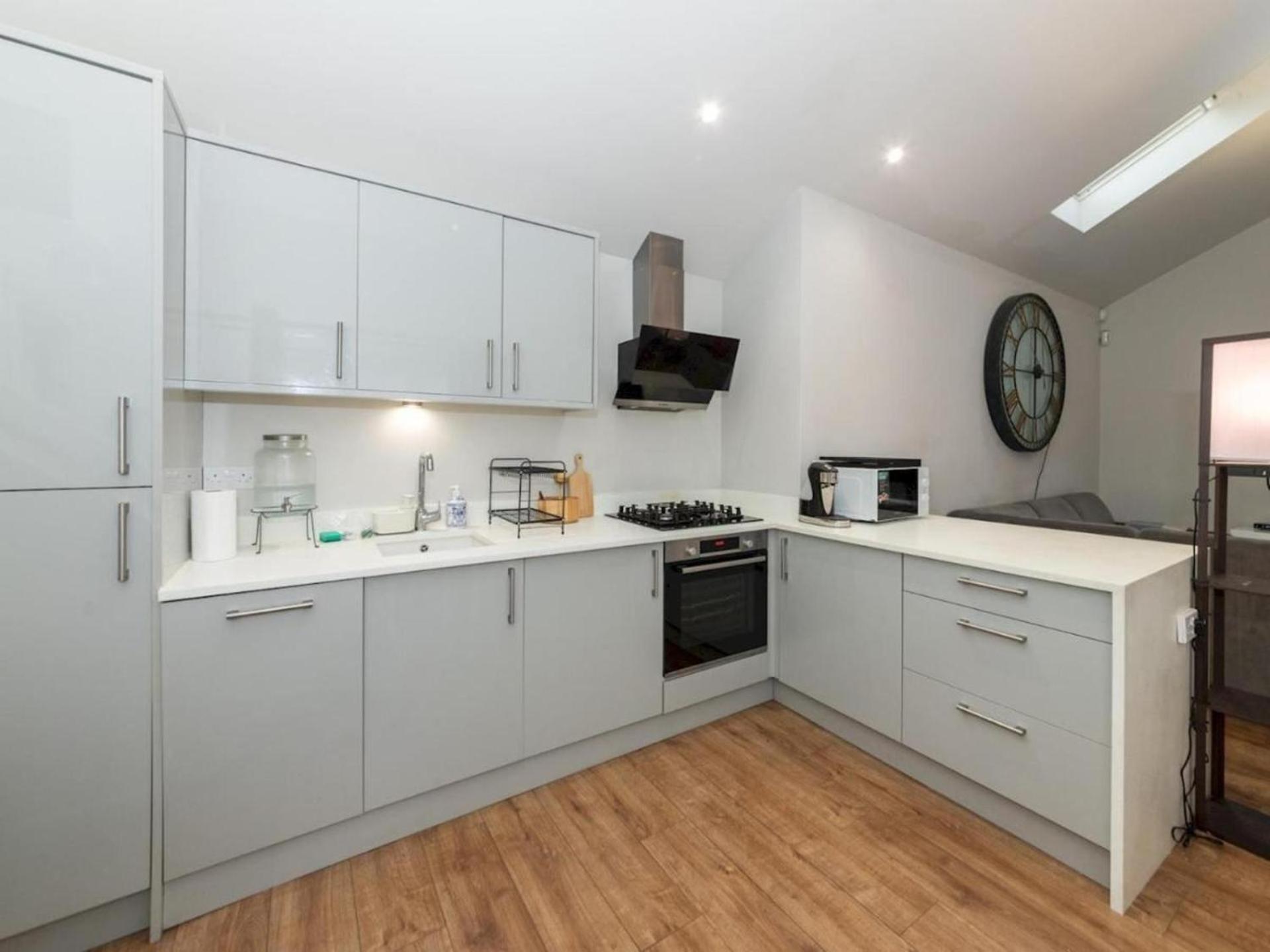 2-bed House In Reading-near Town-sleeps 4 *