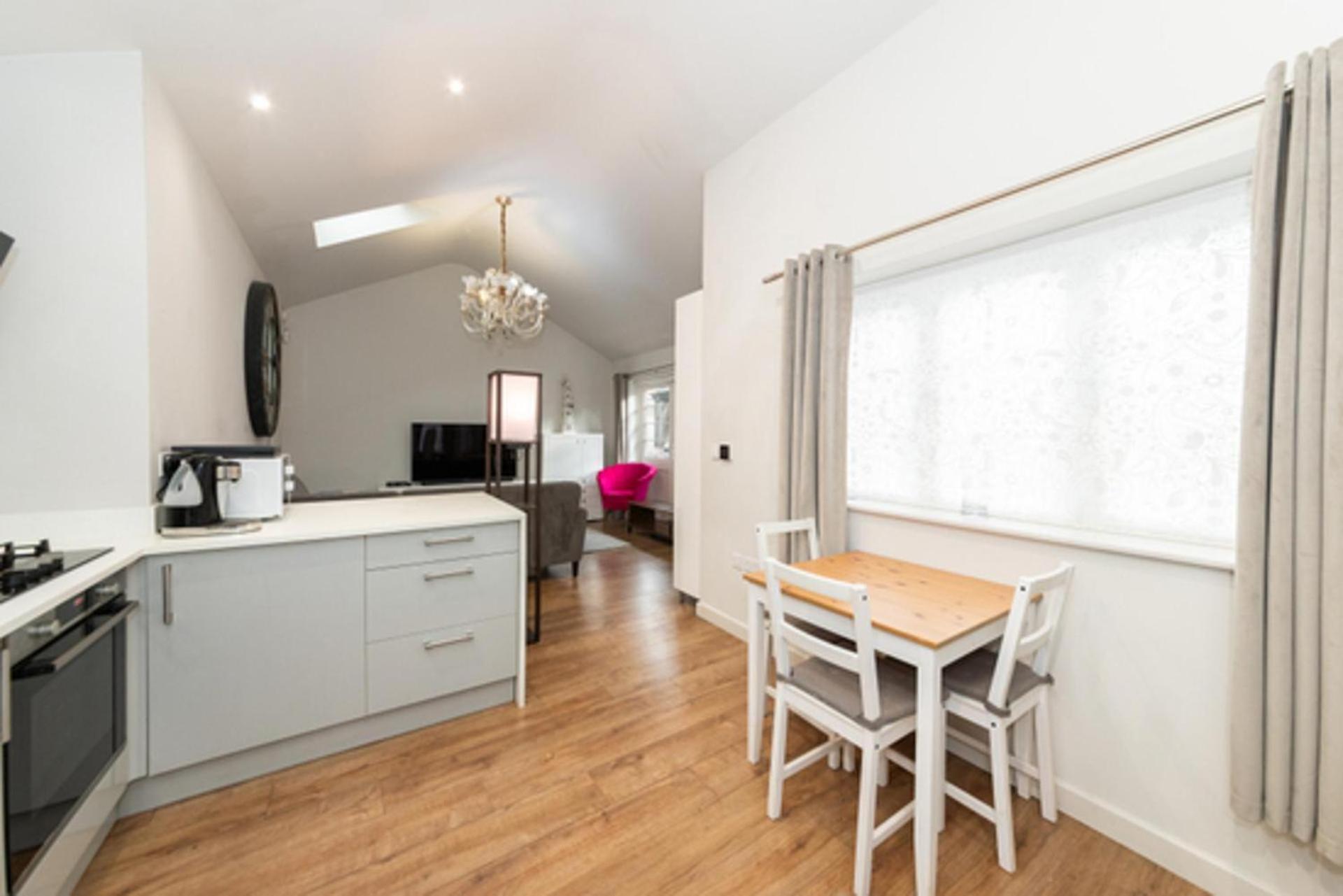 Holiday home 2-bed House In Reading-near Town-sleeps 4 Reading