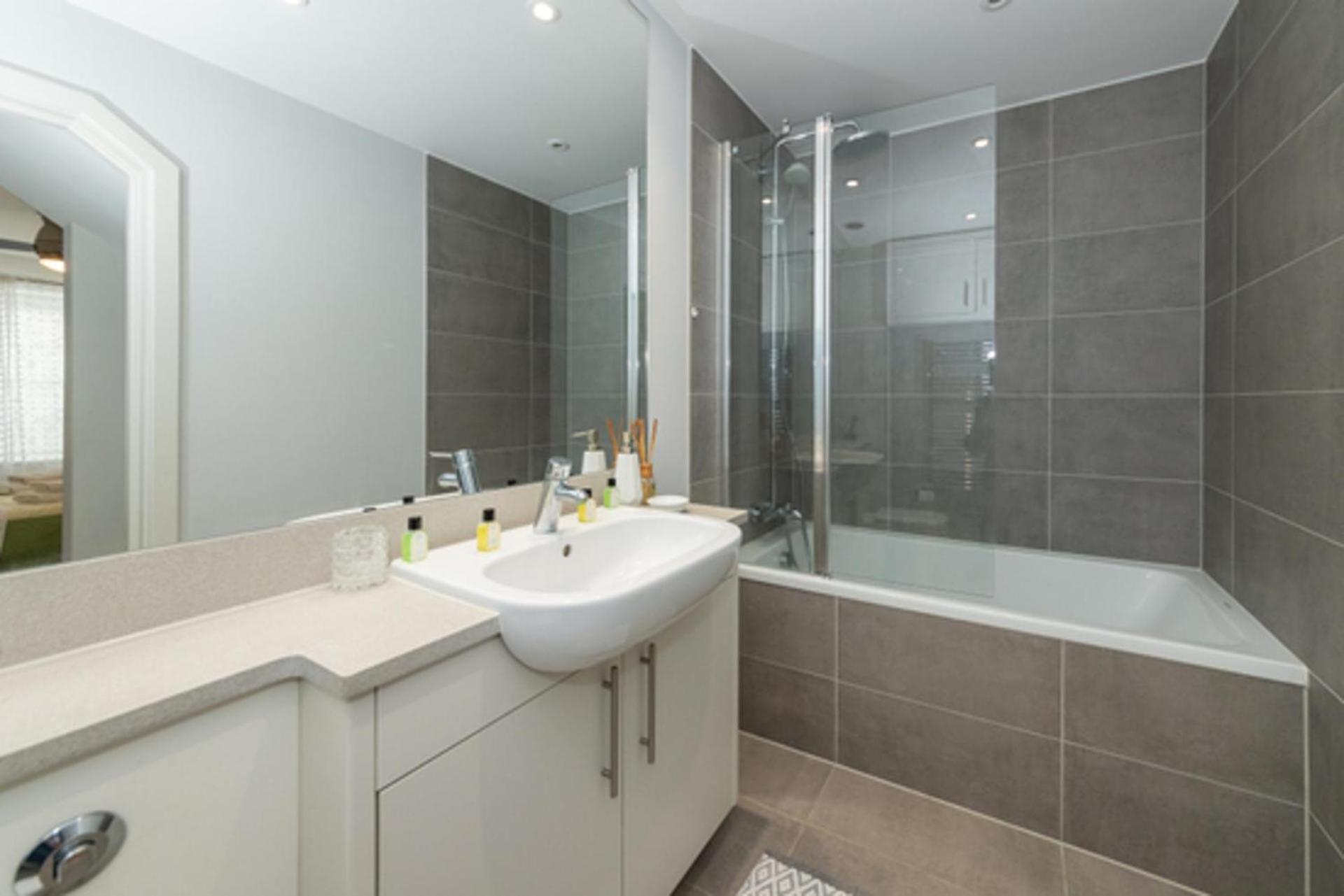 Holiday home 2-bed House In Reading-near Town-sleeps 4 *