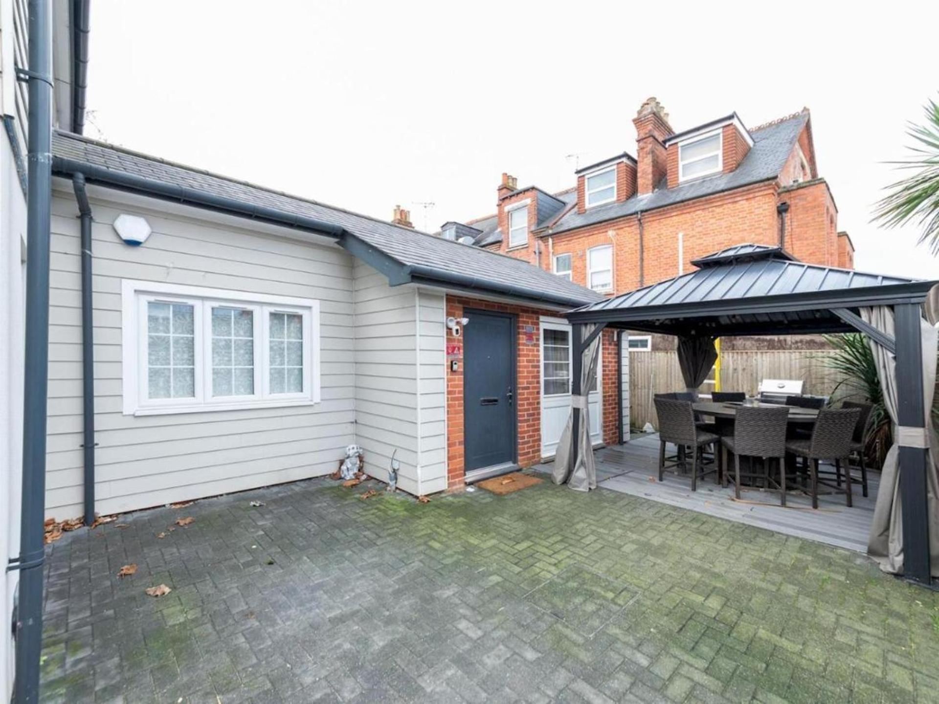 Holiday home 2-bed House In Reading-near Town-sleeps 4