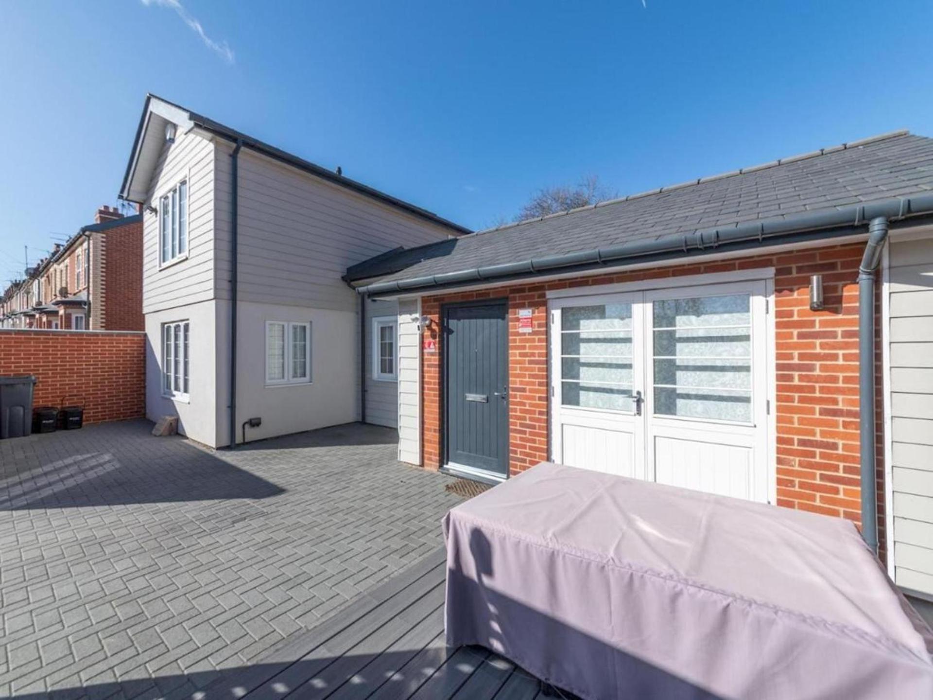 2-bed House In Reading-near Town-sleeps 4 Holiday home *