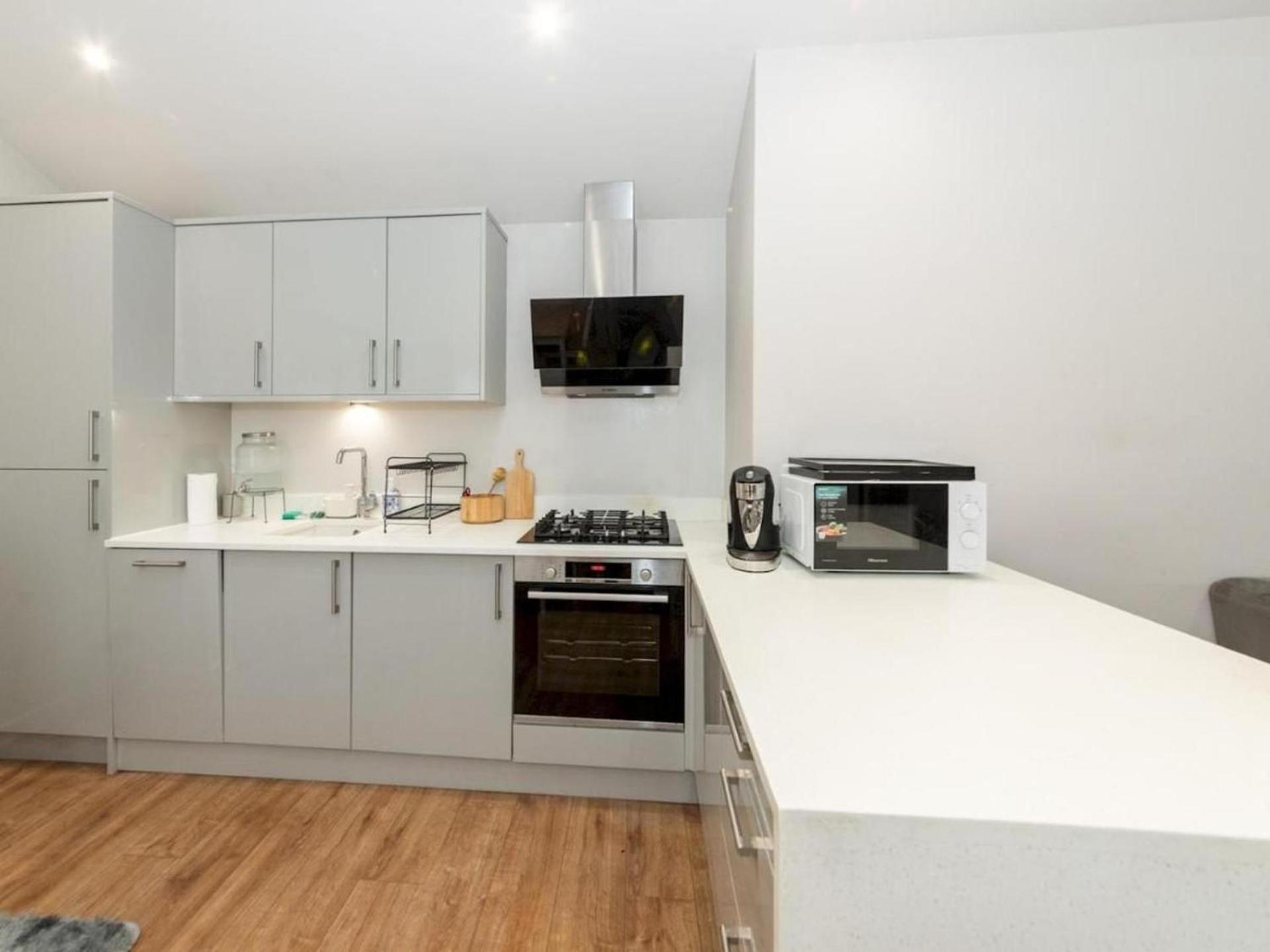 Holiday home 2-bed House In Reading-near Town-sleeps 4 *