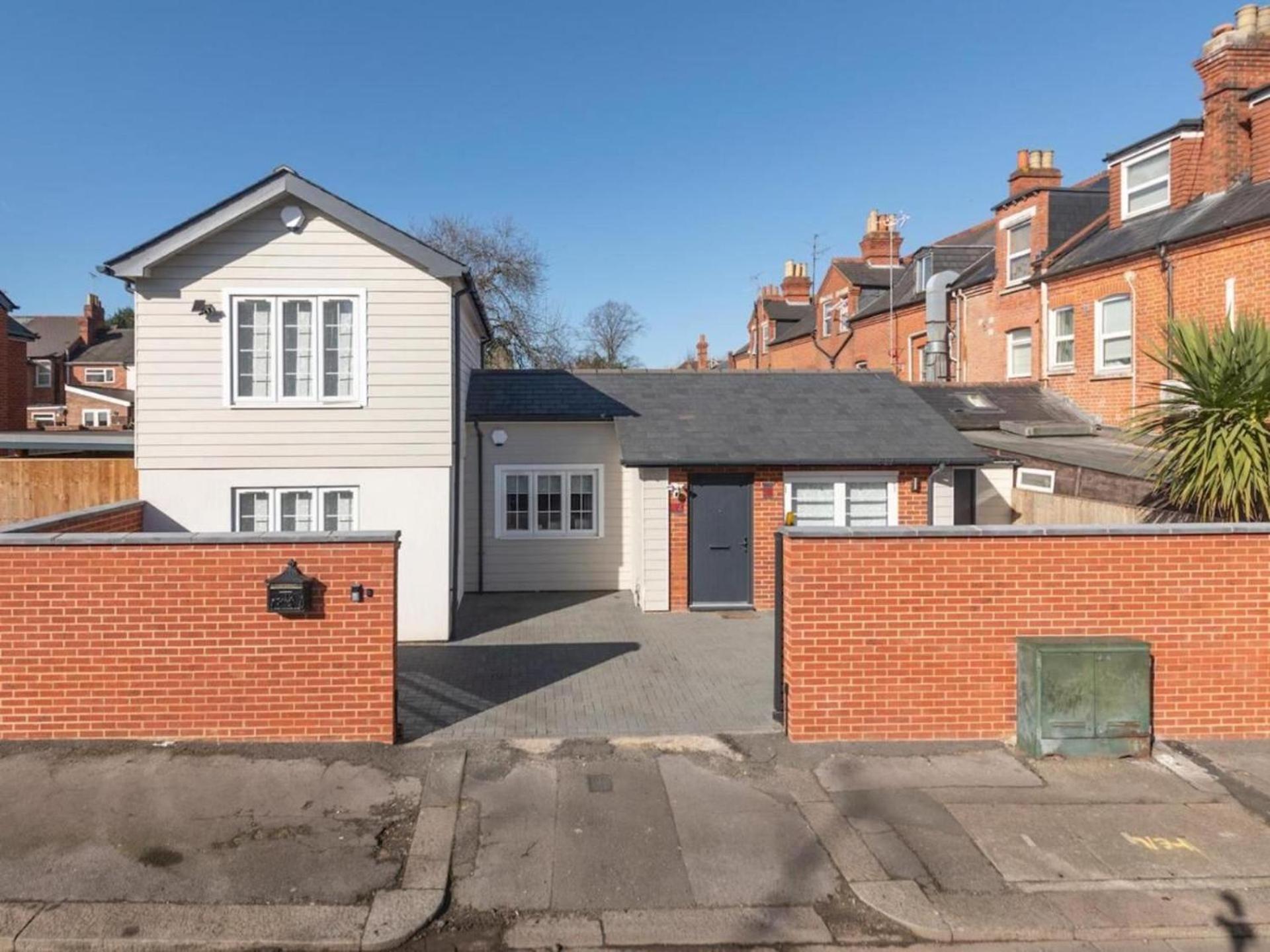 2-bed House In Reading-near Town-sleeps 4 Holiday home *