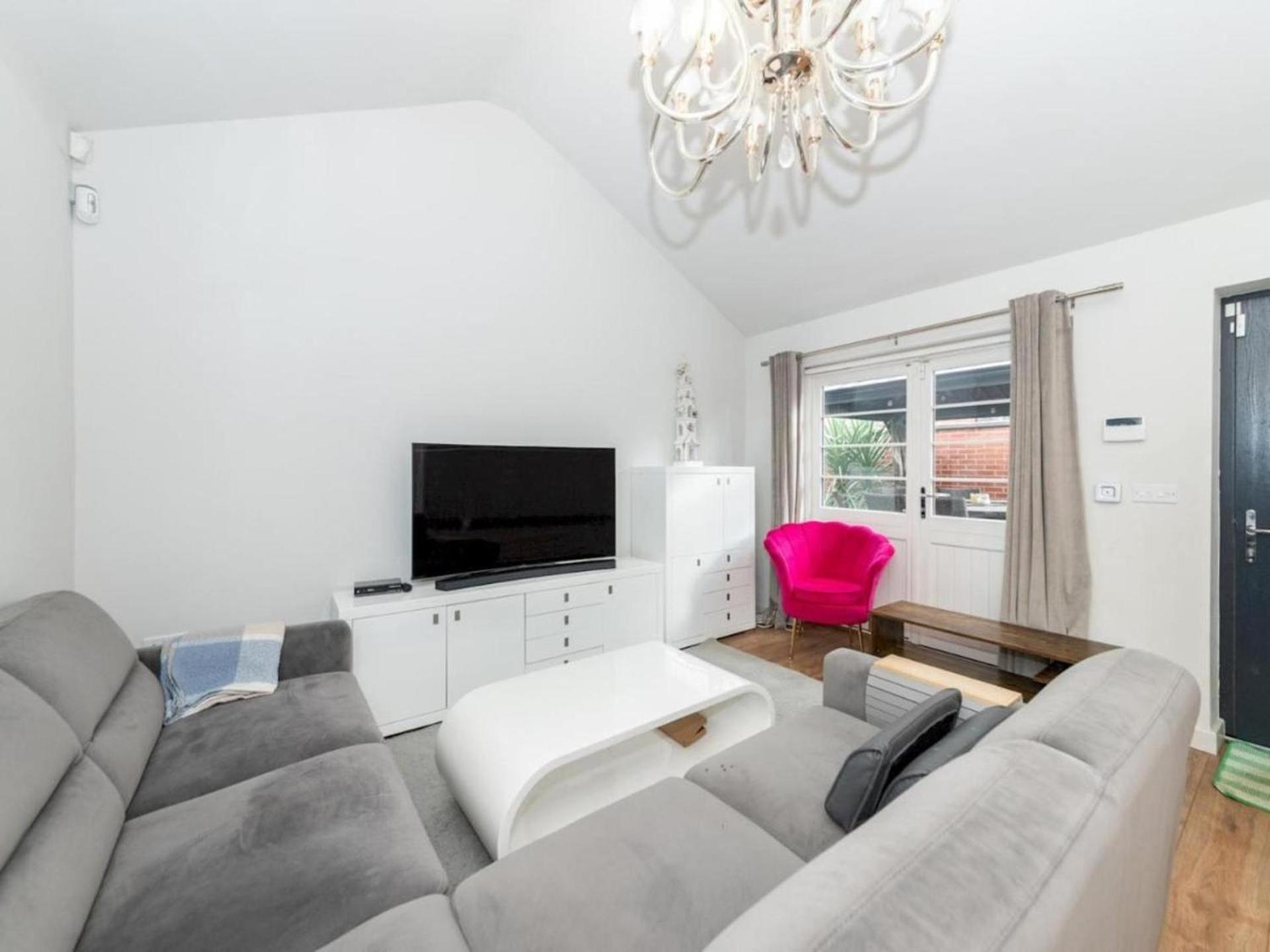 Holiday home 2-bed House In Reading-near Town-sleeps 4 Reading